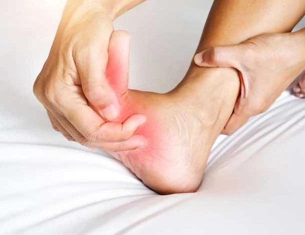 Симптомы и причины боли возле большого пальца ноги