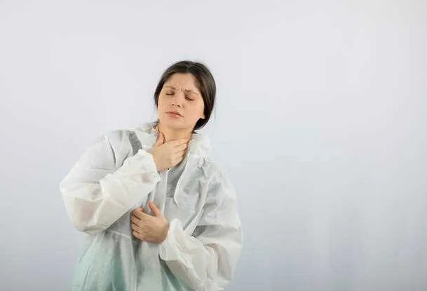 Причины боли в горле у взрослых при глотании и повышенной температуре