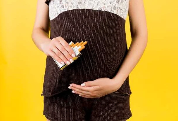 Чем опасно курение для беременности?