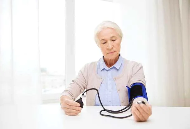 Пожилые люди с низким сердечным давлением: особенности и причины