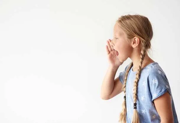 Почему у ребенка появляется белый налет на языке?