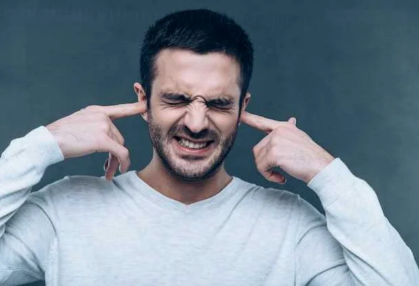 Почему в ухе слышится шуршание: возможные причины и методы лечения